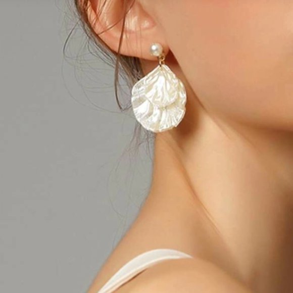 Jewelry - NWT Seashell Pearl Earrings